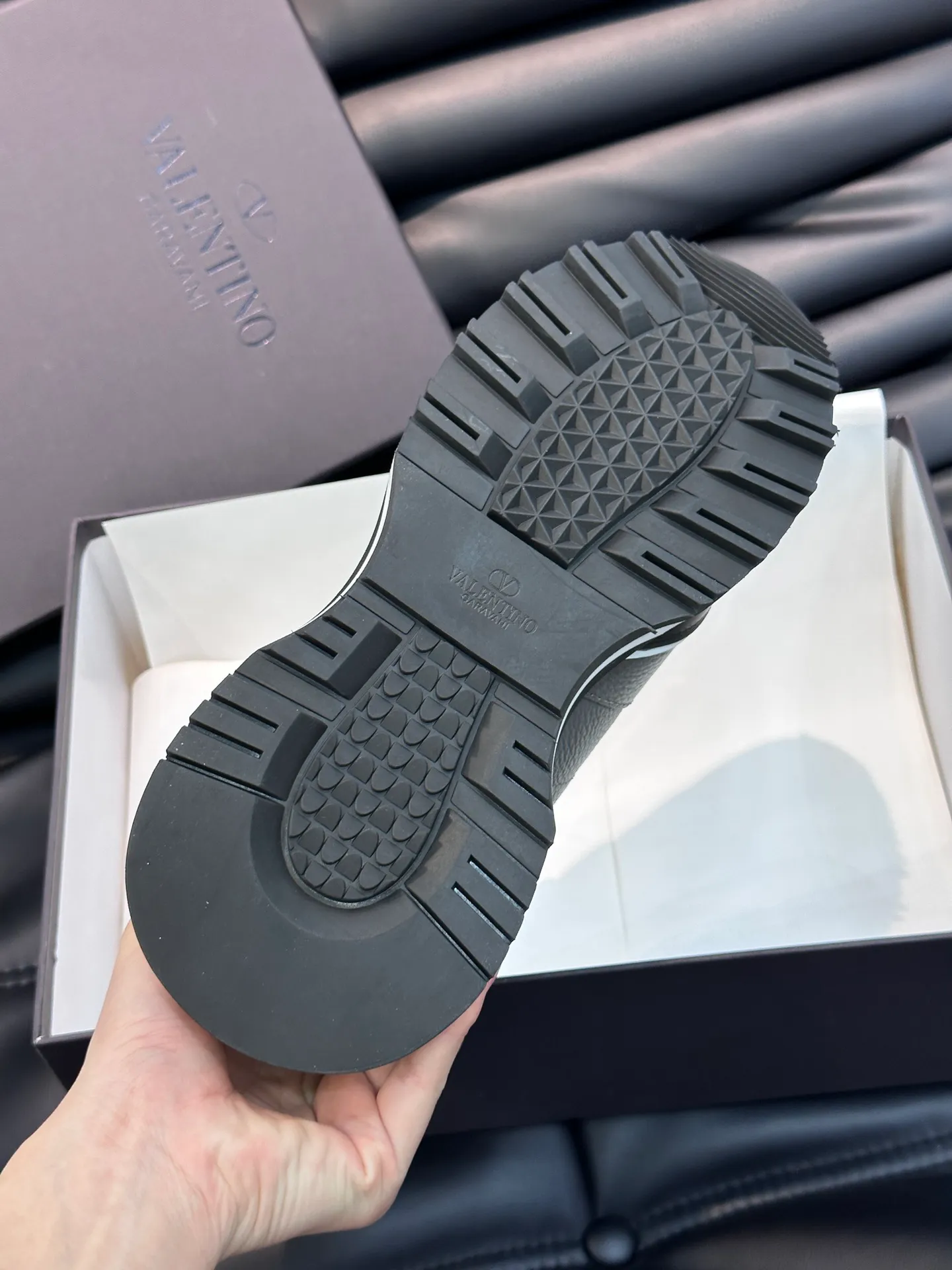 P540💰 Product trademark: VALENTINO "Valentino" Regular size: 38-44 [45 customized] Product material: Warren men's casual sports shoes, made of imported first-layer cowhide, with brand emblem on the tongue, rivet rubber outsole, non-slip, wear-resistant and shock-absorbing, cowhide lining foot pads, comfortable and breathable, with original box packaging equation bag!